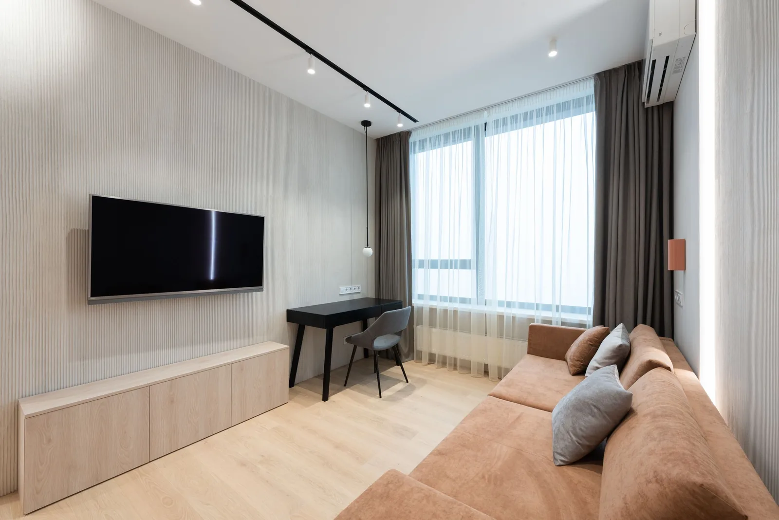 One bedroom, photo 01